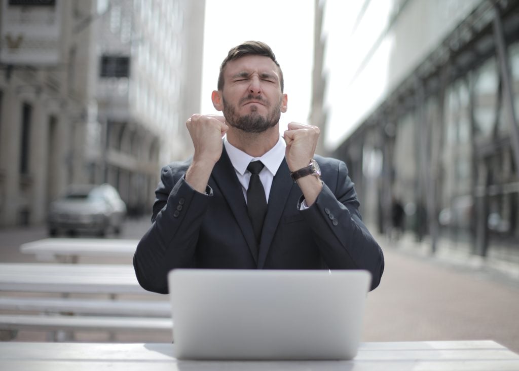 Homem comemora depois de descobrir como se cadastrar no Infojobs