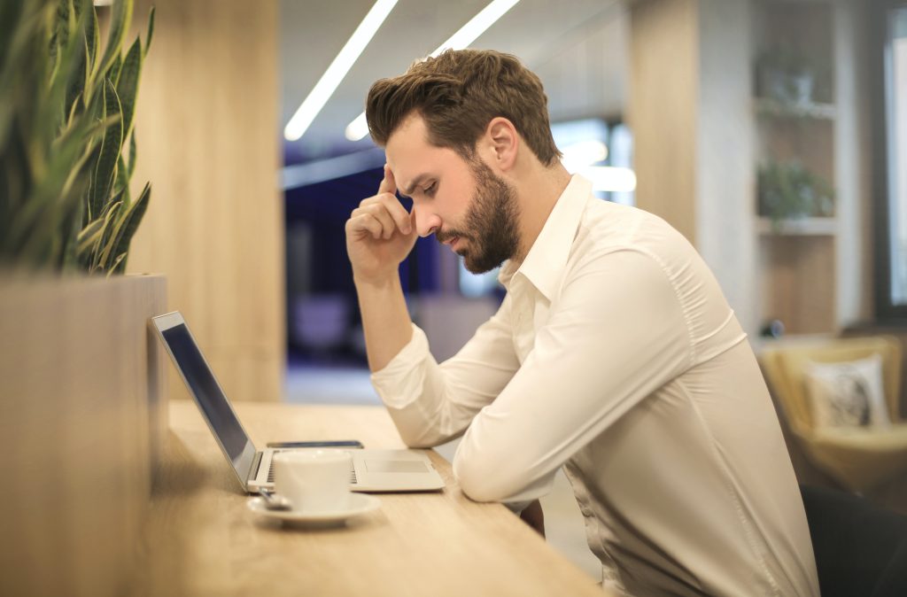 Homem estuda em escritório