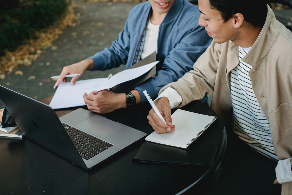 Amigos estudam com cursos gratuitos Uninter