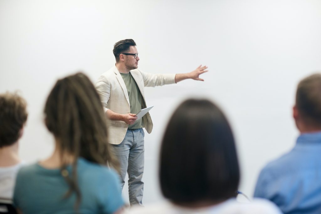 Homem dá aula para alunos