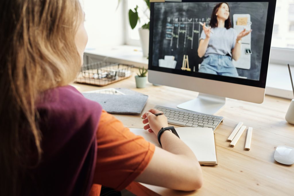 Mulher estuda em um dos cursos gratuitos Brasil Mais Digital