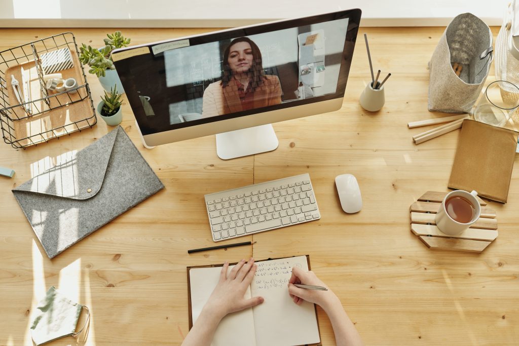 Computador exibe aula