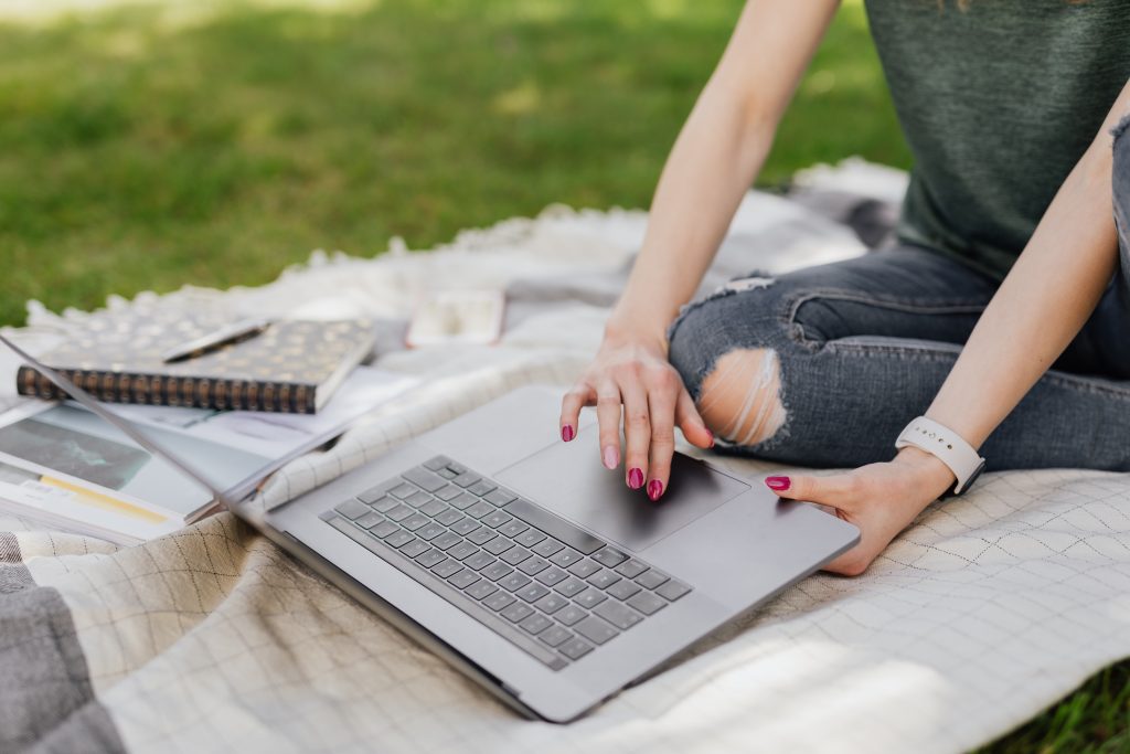 Mulher estuda com computador