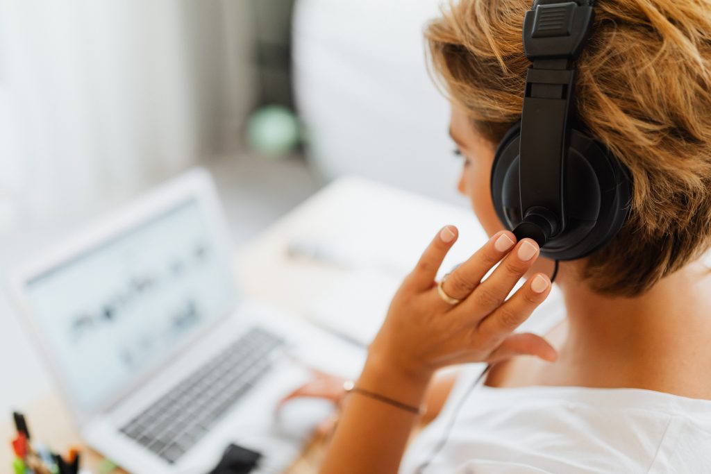 Mulher estuda com computador