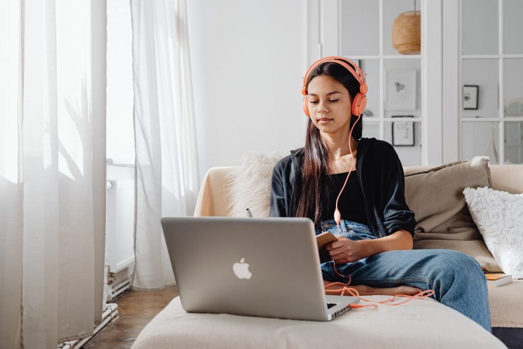 Mulher estuda com um dos cursos Brasil Mais Digital