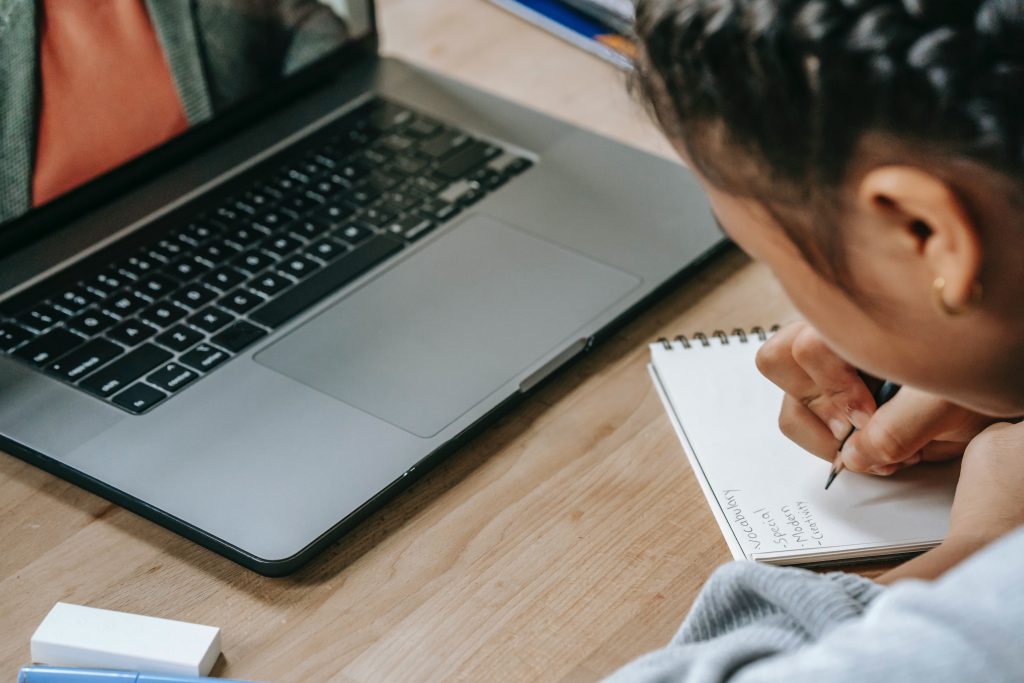 Menina estuda com cursos Uninter