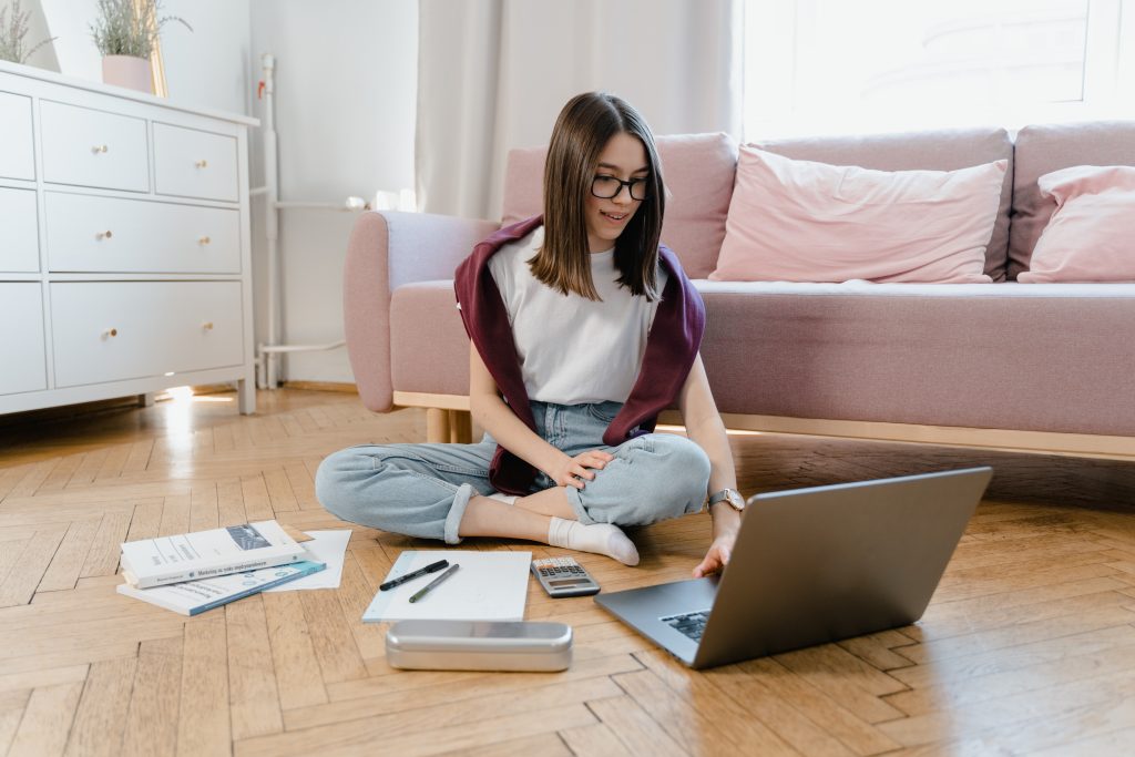 Mulher estuda com um dos cursos gratuitos Kultivi