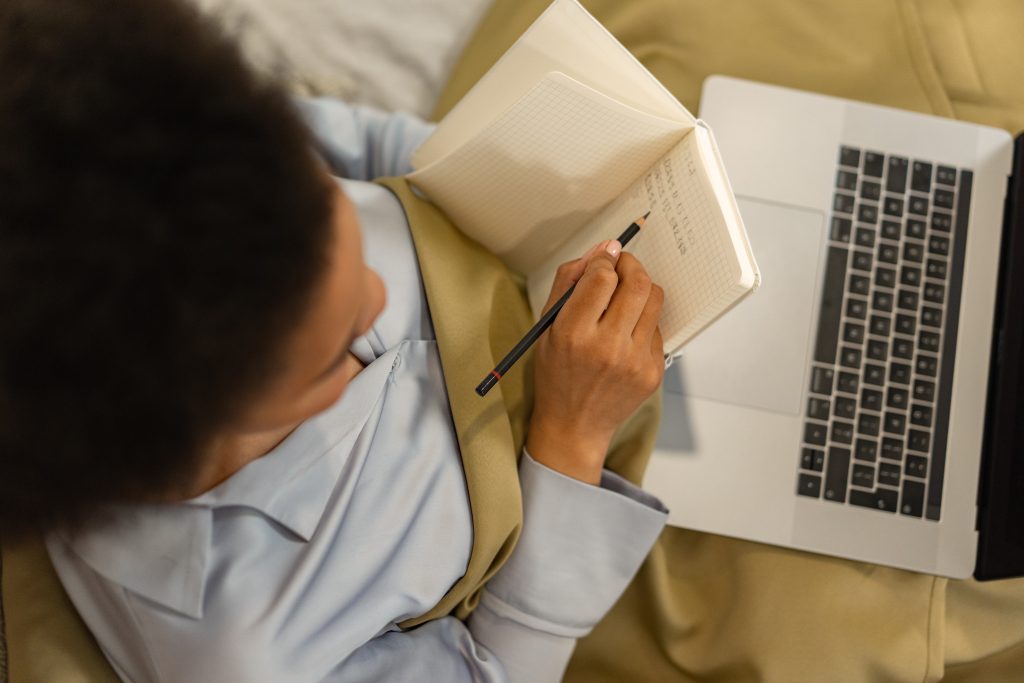 Mulher procura por cursos gratuitos iPED em computador