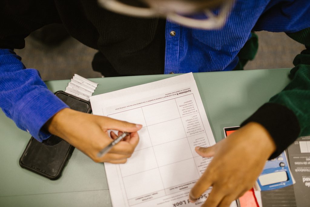 Aluno estuda para concurso escada