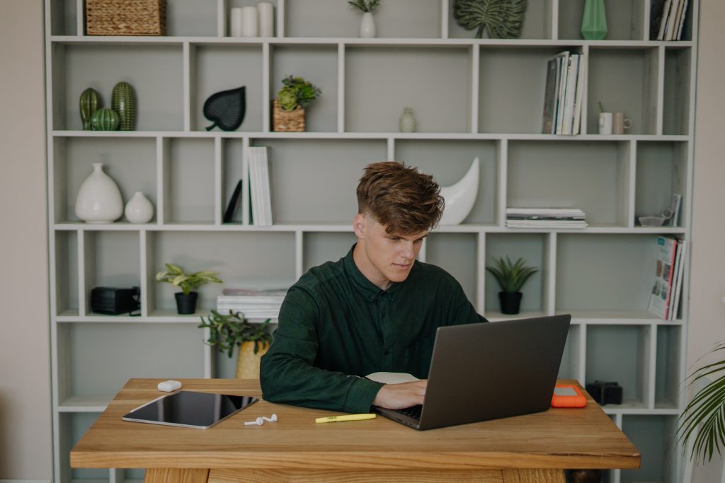 Homem estuda com computador