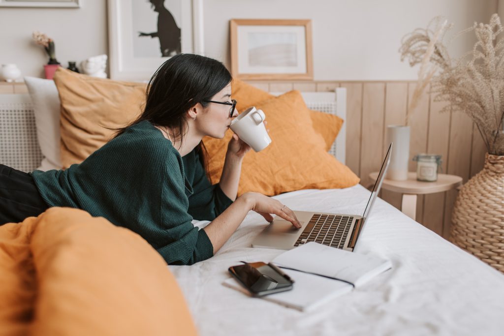 Mulher estuda com computador