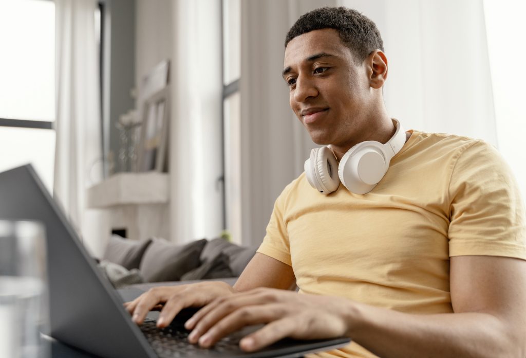 Homem estuda com computador