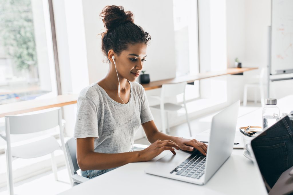 Mulher estuda com computador