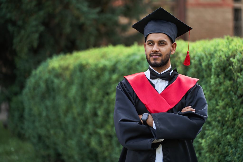 Homem com roupa de graduação