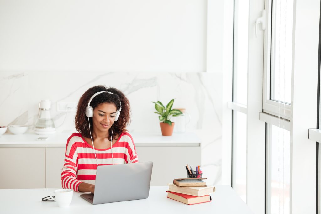 Mulher estuda com um dos Cursos Learncafe