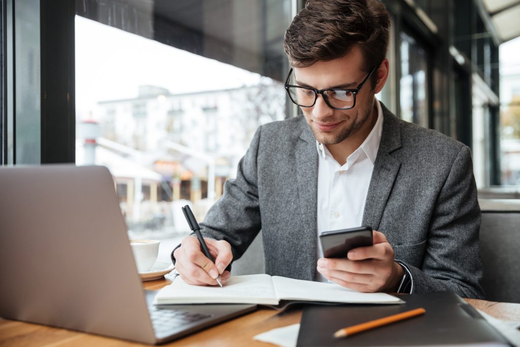 Homem faz pesquisa de vagas no LinkedIn