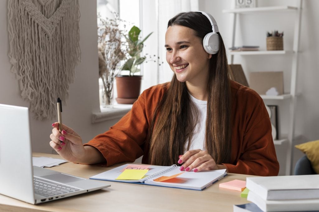 Mulher estuda com um dos cursos gratuitos GINEAD