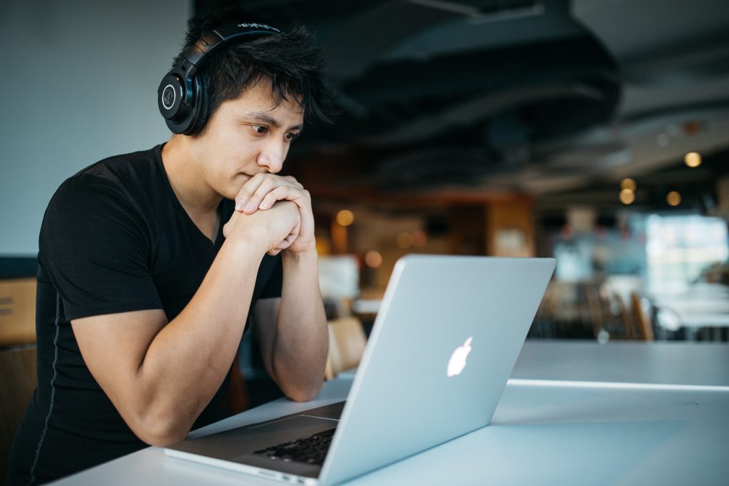 Homem estuda com computador