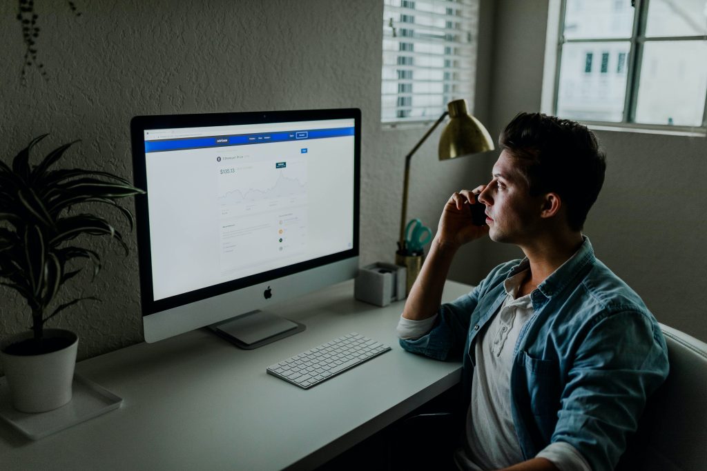 Homem pesquisa como enviar currículo para G10 Transportes em computador