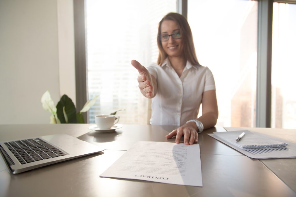 Mulher contrata entrevistado