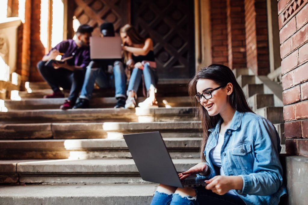 Estudantes usam computadores