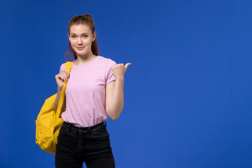 Jovem mulher com bolsa preparada para estudar