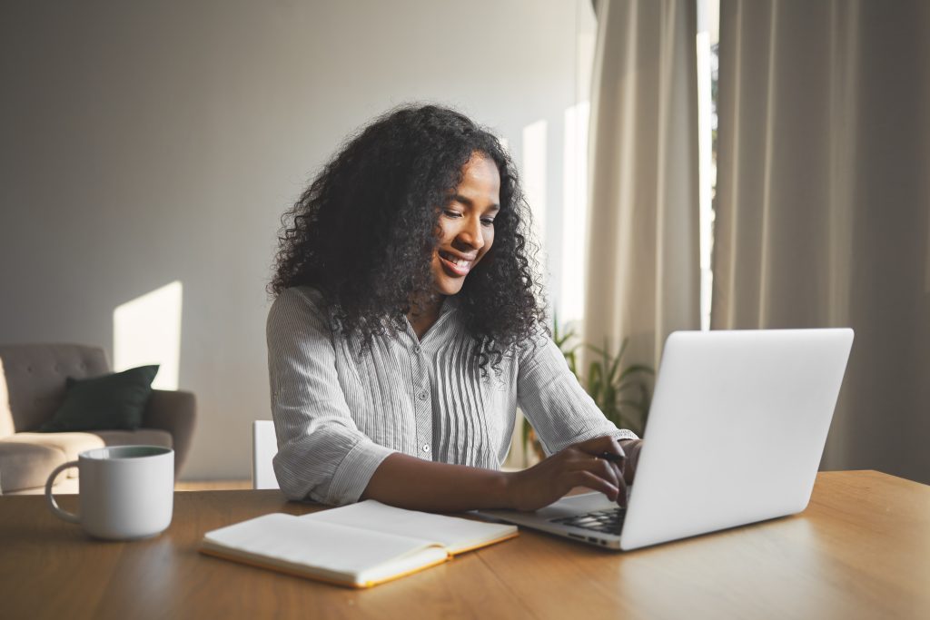 Mulher estuda com computador