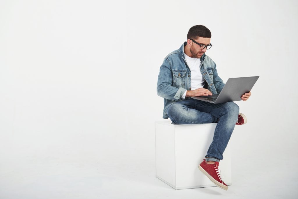 Homem estuda com Aprova Concursos