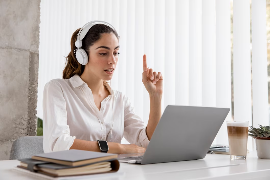 Jovem mulher estuda com computador