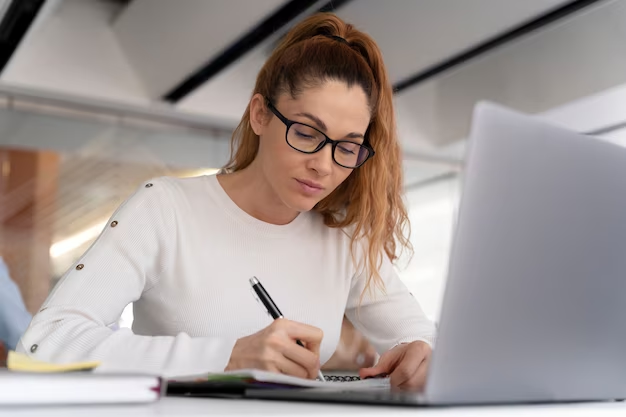 Jovem mulher estuda com computador