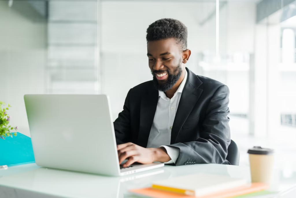 Homem busca como conseguir um emprego