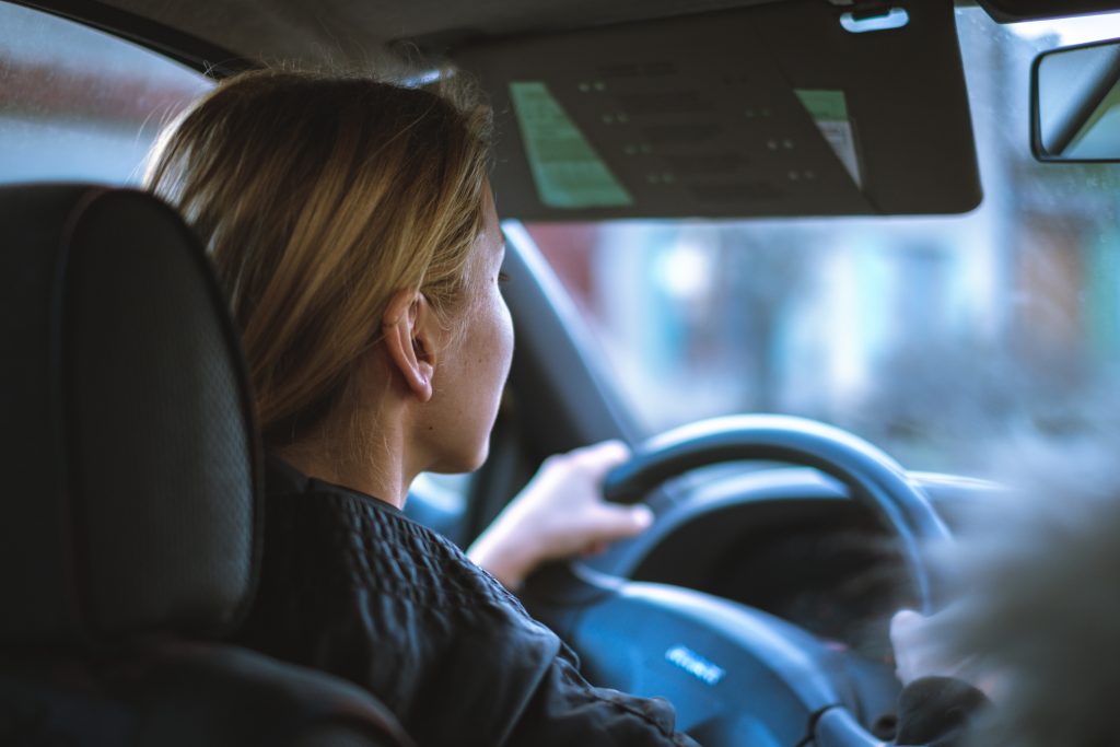 Mulher trabalha como motorista de aplicativo