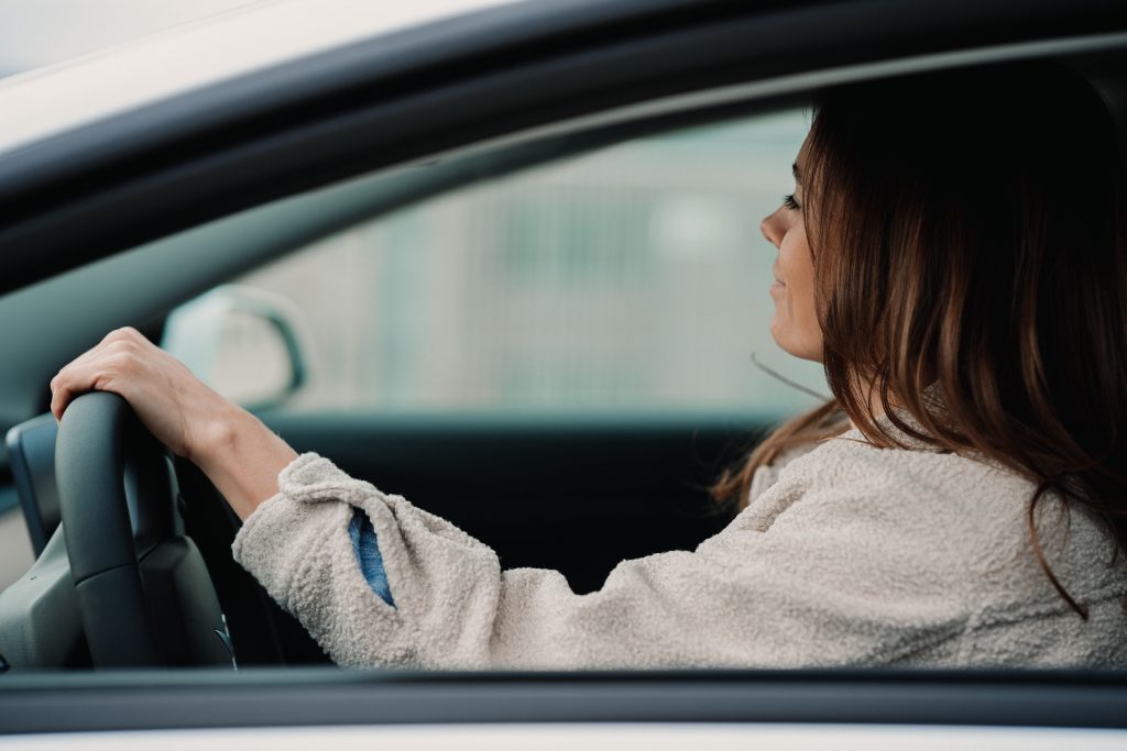 Mulher trabalha como motorista de aplicativo