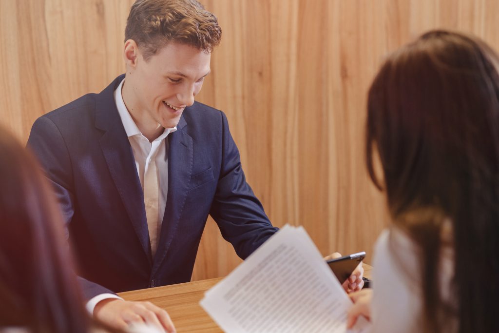 Homem em entrevista de emprego