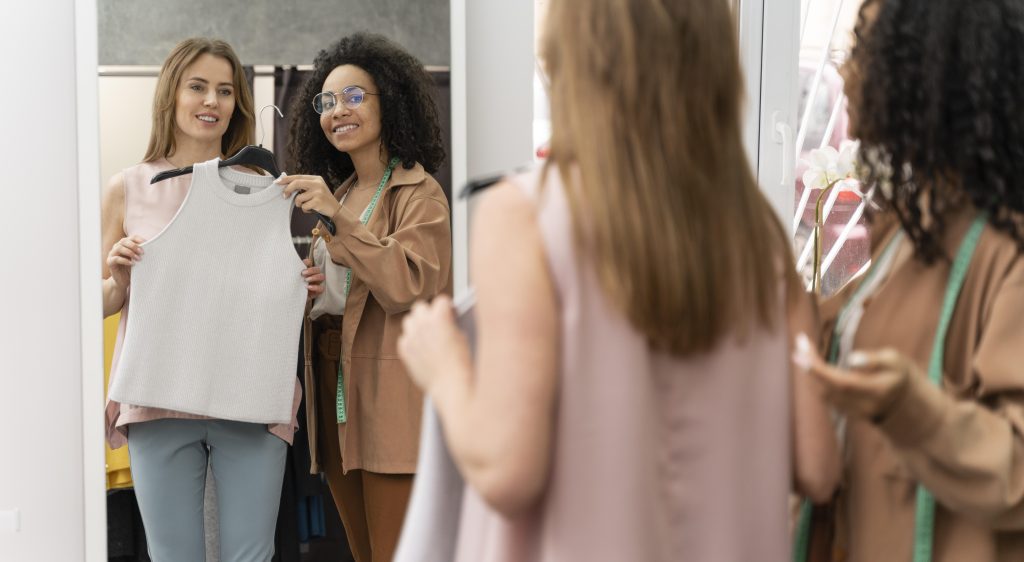 Vendedora ajuda cliente a escolher roupa