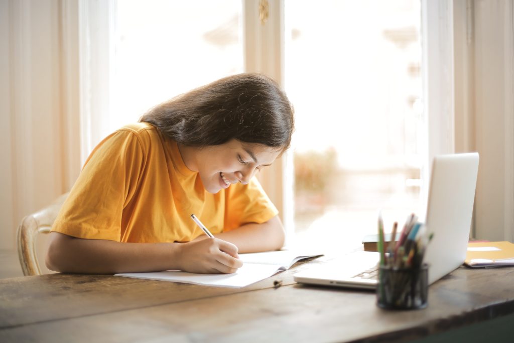 Mulher estuda para vestibular Estácio