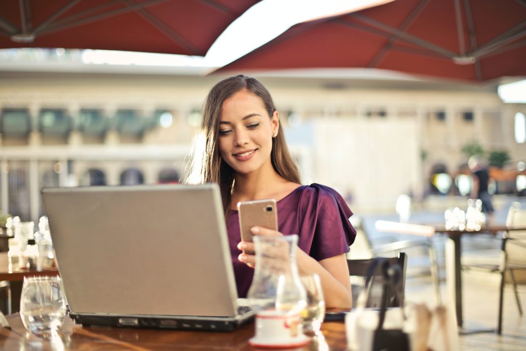 Mulher usa computador para conferir Vagas McDonald’s