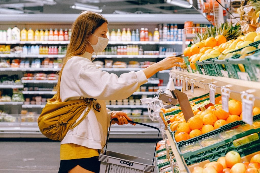 Mulher em mercado Pão de Açúcar