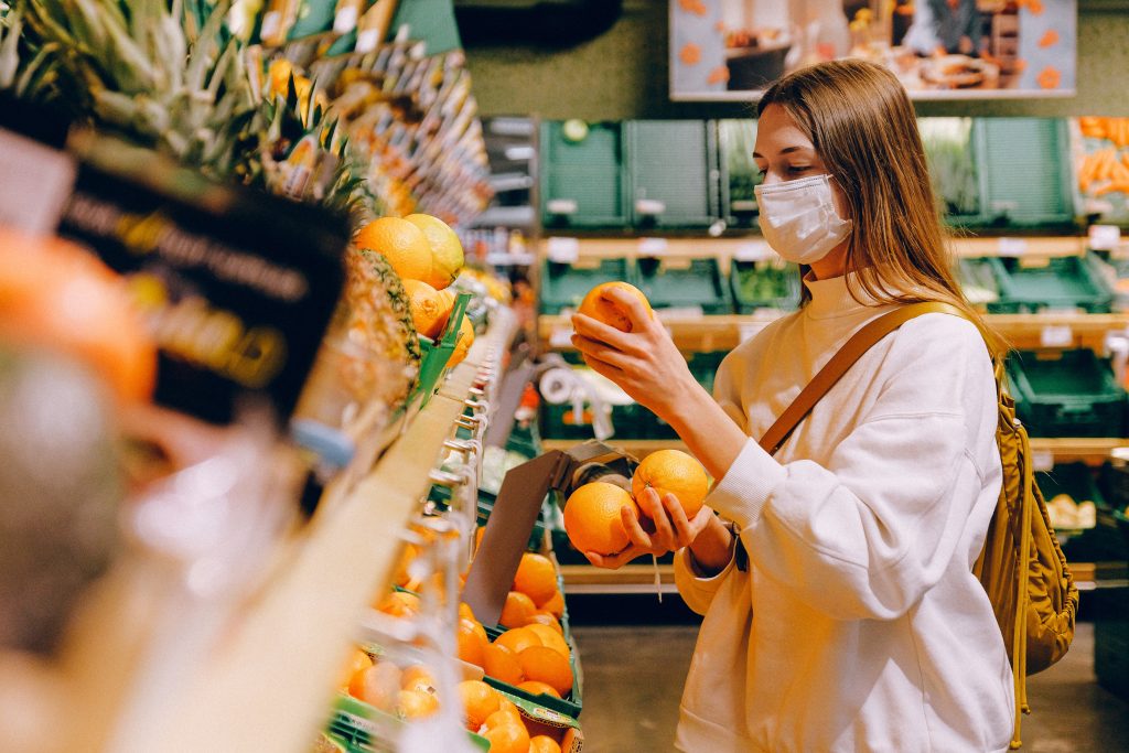 Mulher em mercado Pão de Açúcar