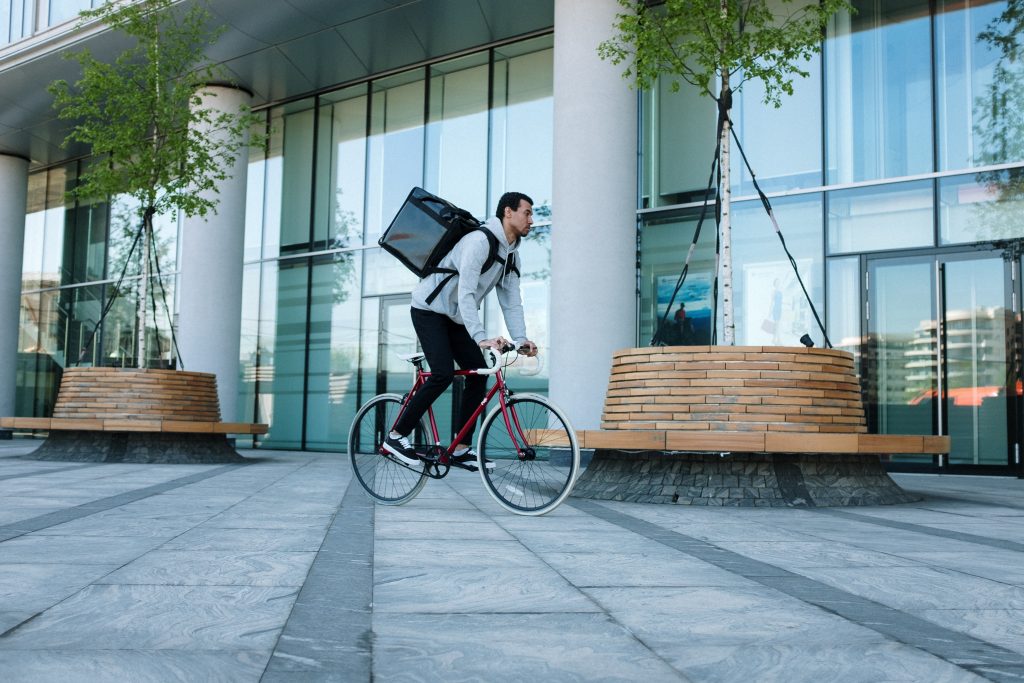 Entregador Aiqfome trabalha de bicicleta