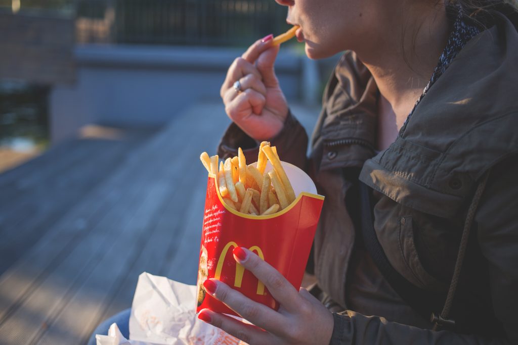 Mulher come batata frita do McDonald’s