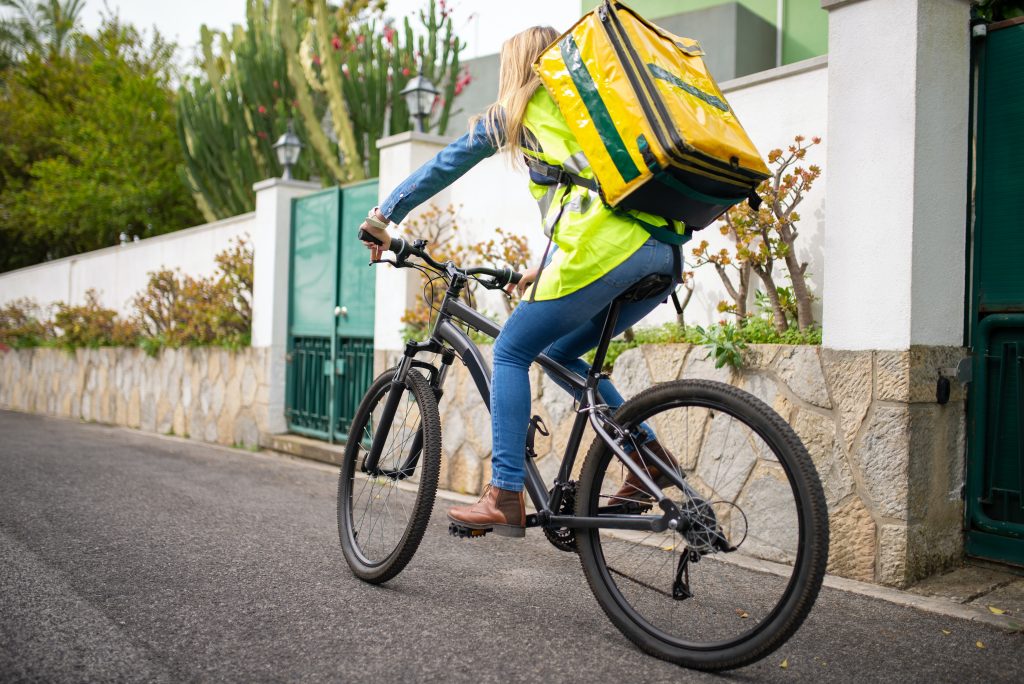 Entregador Lalamove trabalha com bicicleta