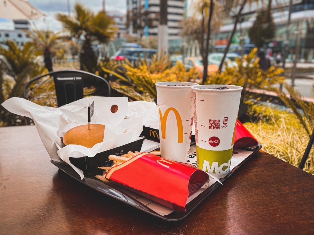 Bandeja com lanches do McDonald’s