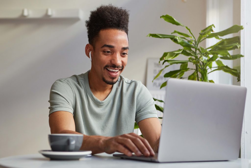 Jovem pesquisa em computador