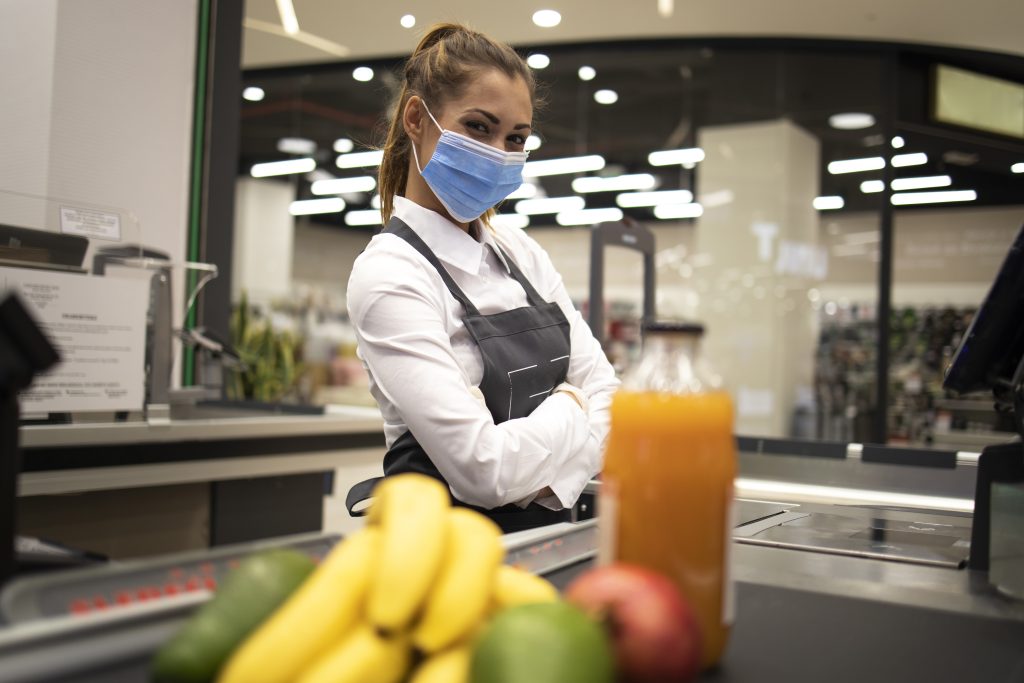 Mulher trabalha em uma das vagas Carrefour