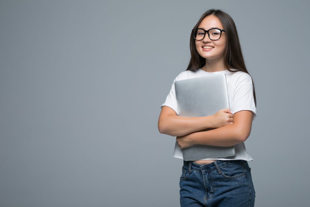 Estudante segura computador portátil