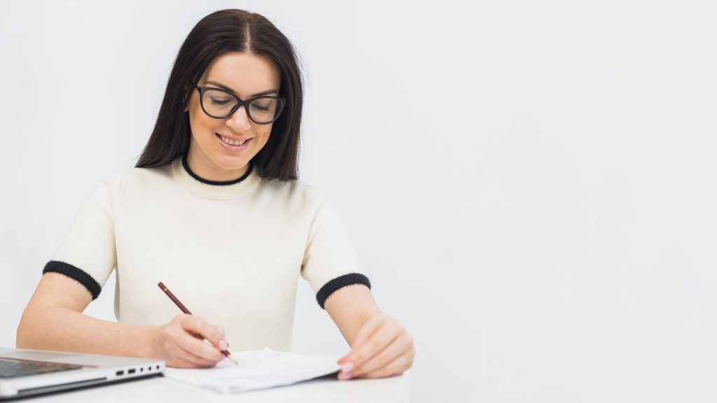 Mulher estuda para concurso