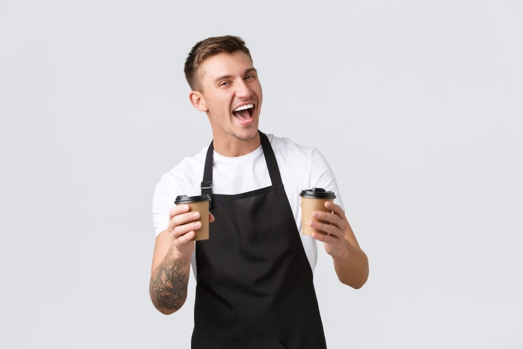 Barista trabalha com copos de café