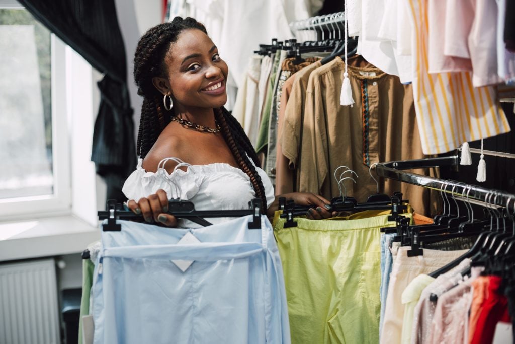 Vendedora trabalha em loja de roupas