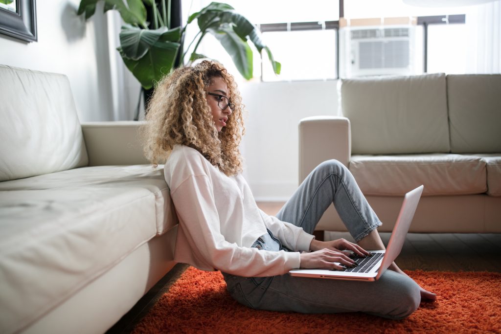 Mulher estuda em computador